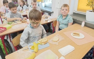 Dzieci ze zdrowym śniadaniem (2)