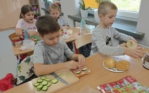 Dzieci ze zdrowym śniadaniem (3)