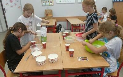 Zabawy sensoryczne z cieczą nienewtonowską uczniów kl. 3 b (14)