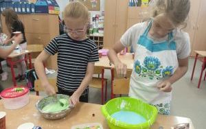 Zabawy sensoryczne z cieczą nienewtonowską uczniów kl. 3 b (8)