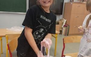 Zabawy sensoryczne z cieczą nienewtonowską uczniów kl. 3 b (7)