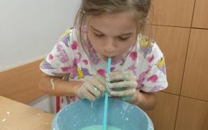 Zabawy sensoryczne z cieczą nienewtonowską uczniów kl. 3 b (4)