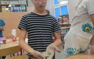 Zabawy sensoryczne z cieczą nienewtonowską uczniów kl. 3 b (3)
