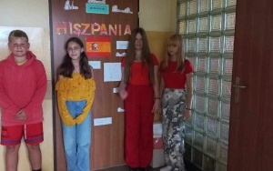 Zdjęcia przedstawiające drzwi klas obklejone wylosowanym państwem (11)