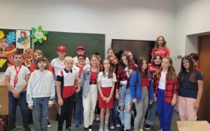 Zdjęcia przedstawiające drzwi klas obklejone wylosowanym państwem (13)